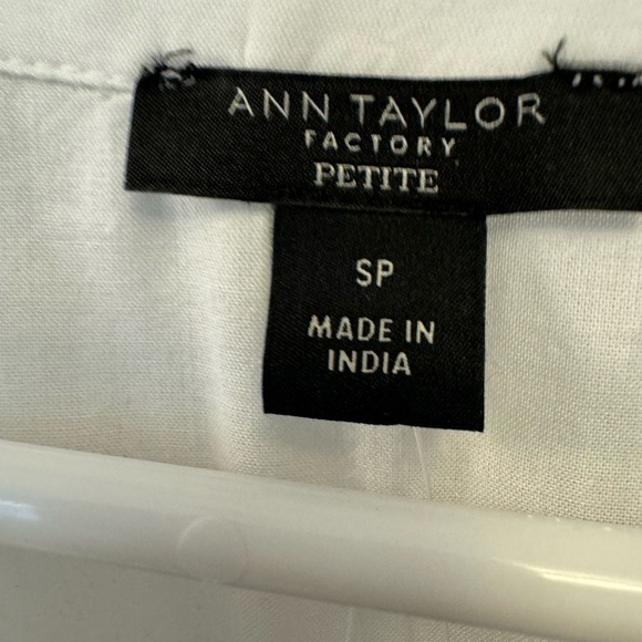 NWT Ann Taylor factory Womens blouse white w/pretty embroidered detail Size PS - Picture 3 of 9